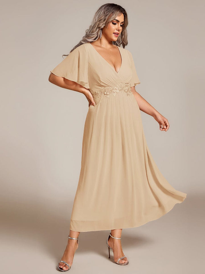 pretty DAHLIA|Plus Size V-Neck Chiffon Midi Wedding Guest Dress with Waist Applique(Final Sale)