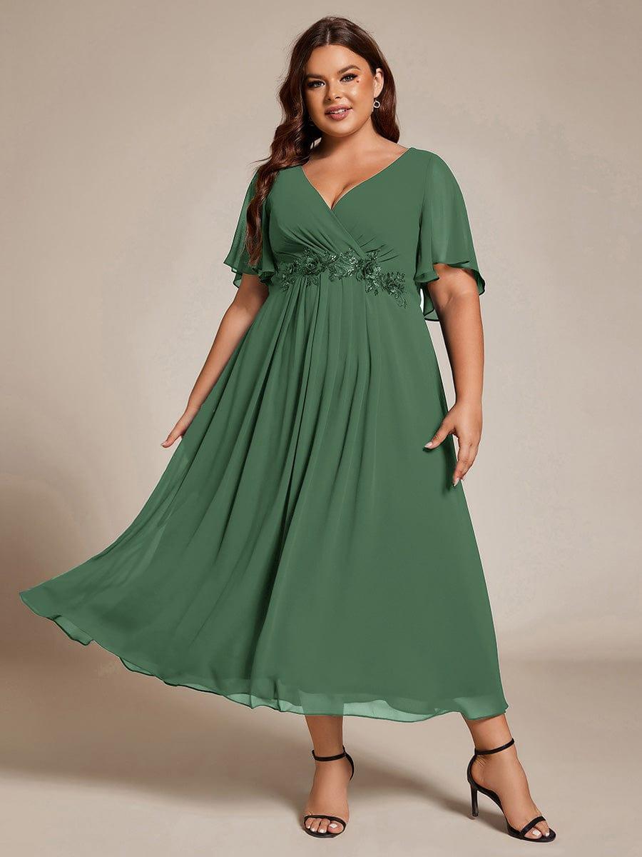 pretty DAHLIA|Plus Size V-Neck Chiffon Midi Wedding Guest Dress with Waist Applique(Final Sale)