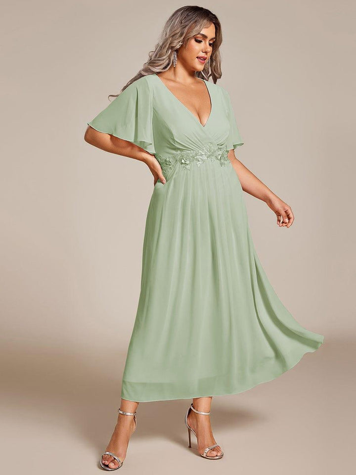 pretty DAHLIA|Plus Size V-Neck Chiffon Midi Wedding Guest Dress with Waist Applique(Final Sale)