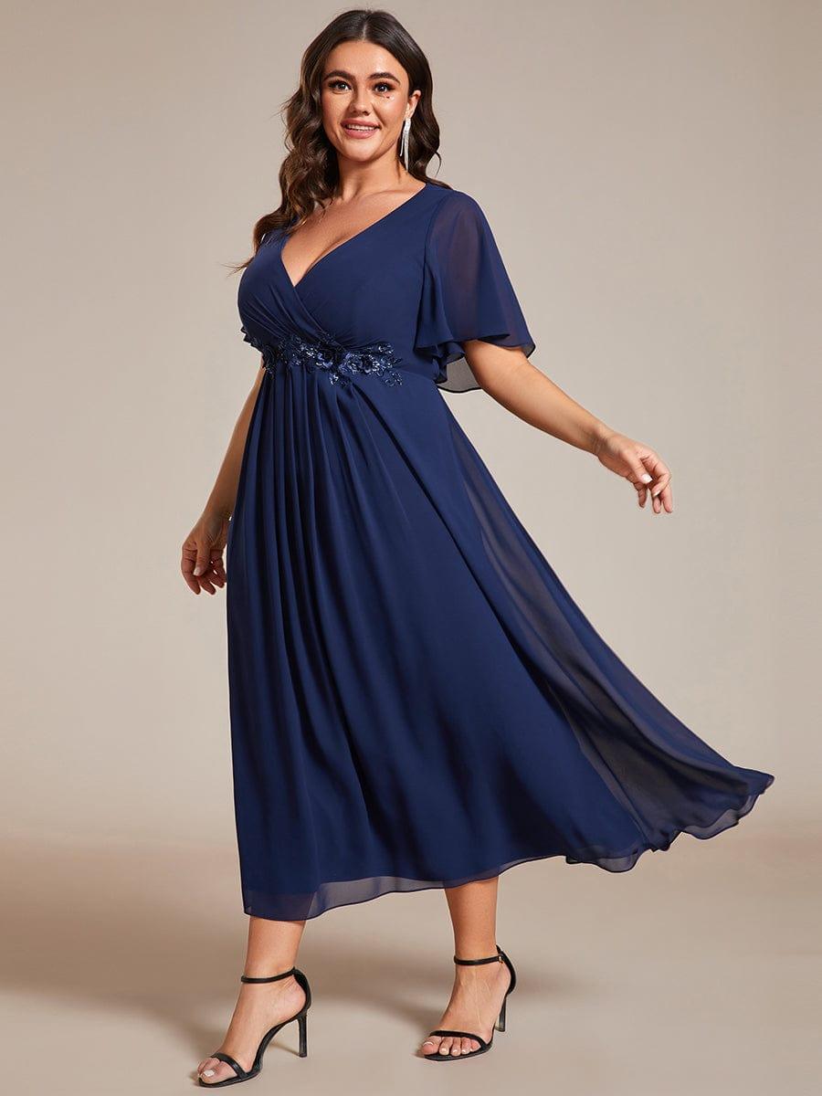 pretty DAHLIA|Plus Size V-Neck Chiffon Midi Wedding Guest Dress with Waist Applique(Final Sale)