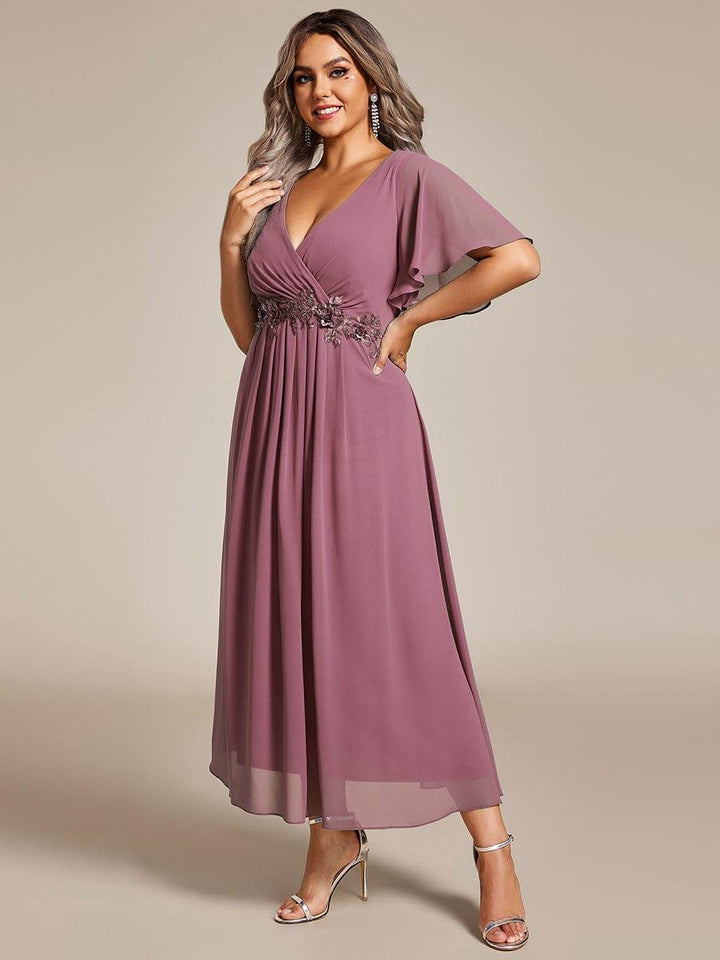 pretty DAHLIA|Plus Size V-Neck Chiffon Midi Wedding Guest Dress with Waist Applique(Final Sale)